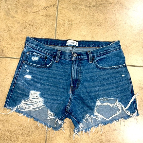 Abercrombie & Fitch Pants - Abercrombie Mid Rise Boyfriend Short